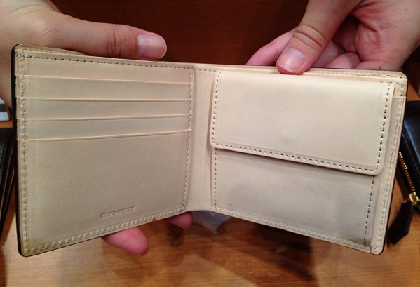 ココマイスターの二つ折財布・マットーネ オリヴェートパースの内装