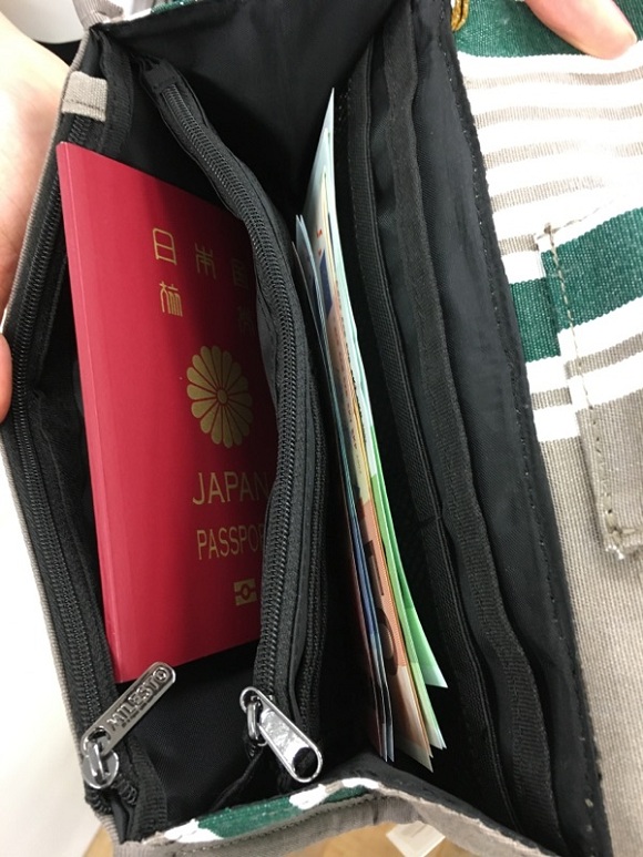 海外旅行用財布、トラベルオーガナイザーとパスポートとユーロ