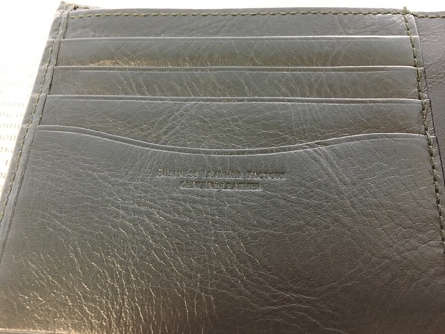 Business Leather Factoryの二つ折り財布のロゴ