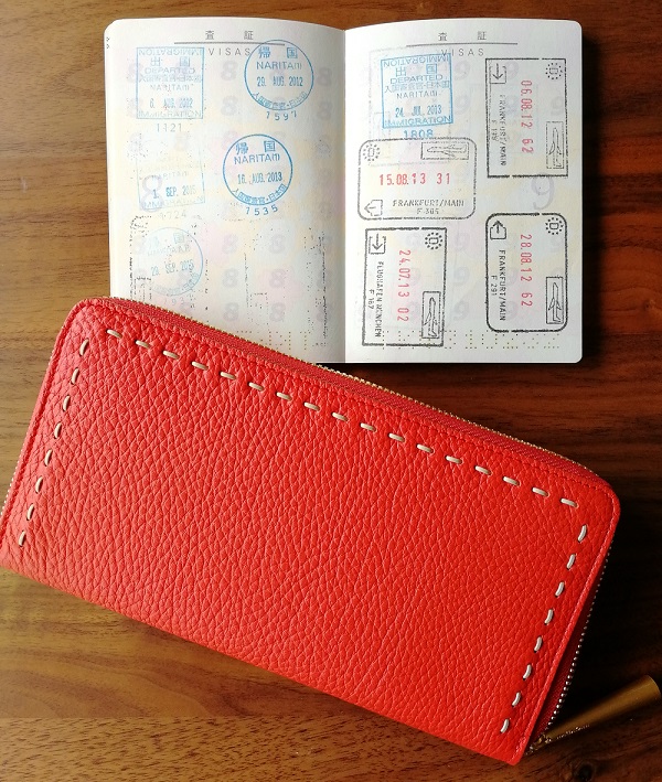 NAGATANI（ナガタニ）の財布SAHOとパスポート