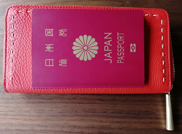 NAGATANI（ナガタニ）の財布SAHOとパスポート