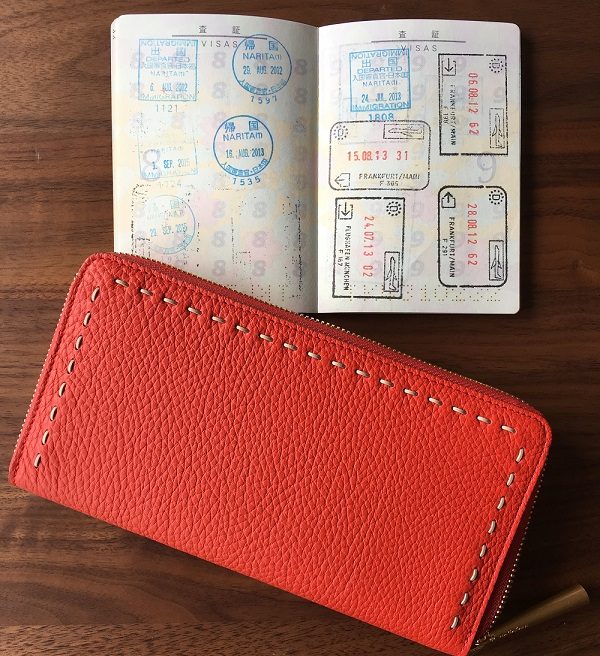 NAGATANI（ナガタニ）の財布『SAHO』とパスポート