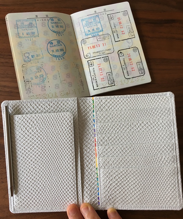 財布屋の『安心安全パスポートケース』