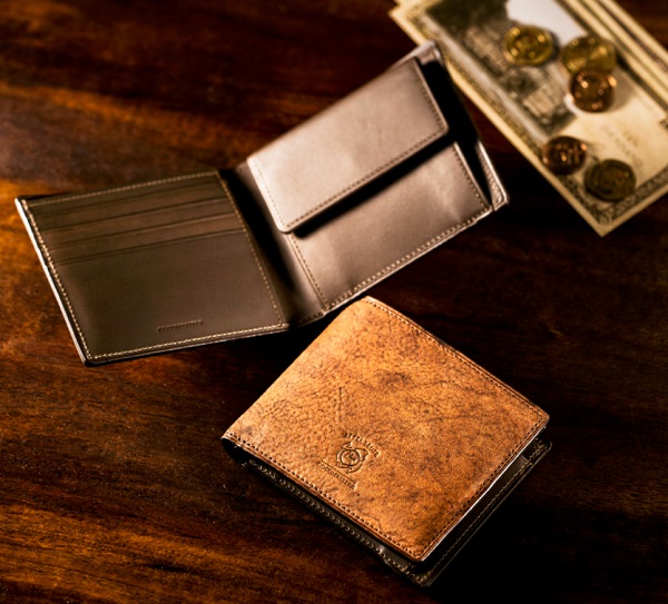 ココマイスターの二つ折り財布『ベテルギウスシリウスパース』