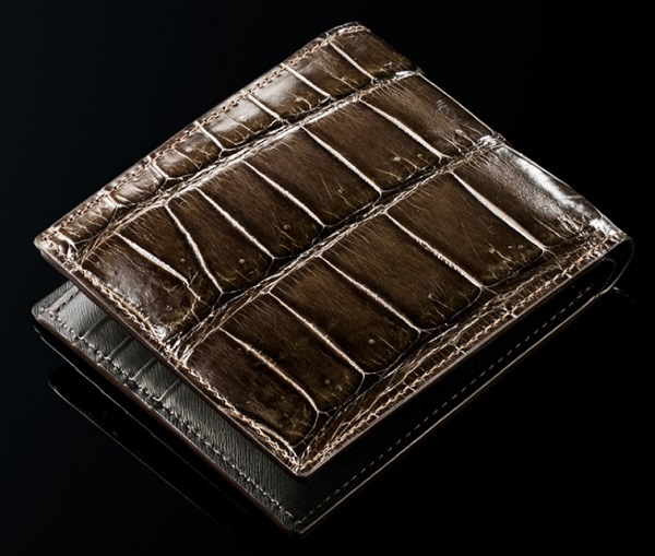 ココマイスターの二つ折り財布『クロコダイル ポリメラス』