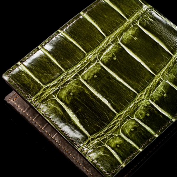 ココマイスターの二つ折り財布『クロコダイル ポリメラス』